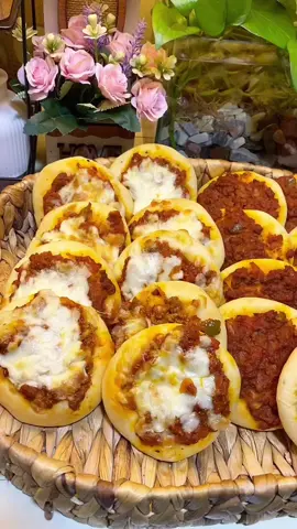 ⁨	العجينة: ٨اكواب طحين كوبين ونصف ماء دافي نصف كوب زيت ربع كوب حليب مجفف ملعقتين طعام لبن (زبادي) ملعقة طعام خمرة ملعقة طعام سكر ملعقة كوب ملح *اللبن ينطي قوام هش وطري اضيف المواد كلها سوة ممكن نوع الطحين يمتص كوبين ماء ممكن كوبين ونص اضافة الماء بالتدريج خلال ساعة تختمر✌🏻 الحشوة: لحم مفروم بصل مفروم طماطة مقشرة مفرومة ناعم وفلفل اخضر مفروم ناعم ملعقة طعام معجون طماطم  ملح،فلفل اسود،بودرة ثوم،بودرة بصل،اوريغانو زعتر بري،نعناع مجفف ،كاري،بهارات جدر،كزبرة ناشفة ملعقتين طعام كاتچب ربع كوب ماء *نحمس البصل واللحم ونضيف بعدها المعجون والتوابل والطماطة والفلفل والكاتچب والماء نتركها تتسبك شوية بعدها نشتغلها  #لحم_بعجين #ميني_بيتزا #معجنات #معجنات_رمضان #معجنات_مشكله       ⁩