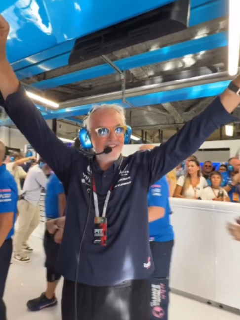 👏 ¡LA ALEGRÍA DE FLAVIO! 🇦🇷🤝🇫🇷 Briatore y el festejo después de la clasificación de Franco #Colapinto y Pierre #Gasly en Monza. ℹ️ Mañana, en el Templo de la Velocidad, el francés largará primero y el argentino séptimo. ▶️ Mirá la 🏁 #F1 en el Plan Premium de #DisneyPlus | #TikTokDeportes | 📹 @alpinef1team