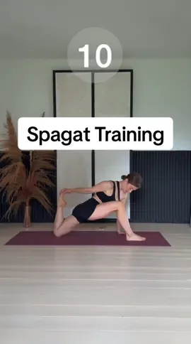 Um mehr in den Spagat zu kommen, täglich 3 Durchgänge! Speichern und mitmachen ✨#spagat #splits #splittraining 