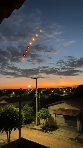 Flagra inacreditável em alta definição: nave com luzes intensas em formação geométrica sobrevoando a região residencial. Sinistro demais! 🛸✨ #ovni #ufo #alien #extraterrestre #nave #discovoador #aliens #viral #fy