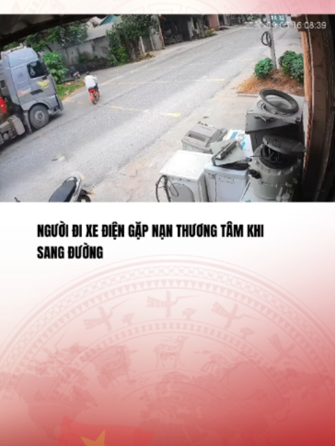 (Nguồn: Điện nước Lý Thơ) NGƯỜI ĐI XE ĐIỆN GẶP NẠN THƯƠNG TÂM KHI SANG ĐƯỜNG. Hành vi sang đường thiếu quan sát cũng là một trong những nguyên nhân tiềm ẩn gây tai nạn giao thông nghiêm trọng. Hành vi này xảy ra ở cả người đi bộ lẫn người điều khiển phương tiện và thường để lại hậu quả đau lòng#vtvcabtintuc#vtvcab#tiktoknews#vtvprime