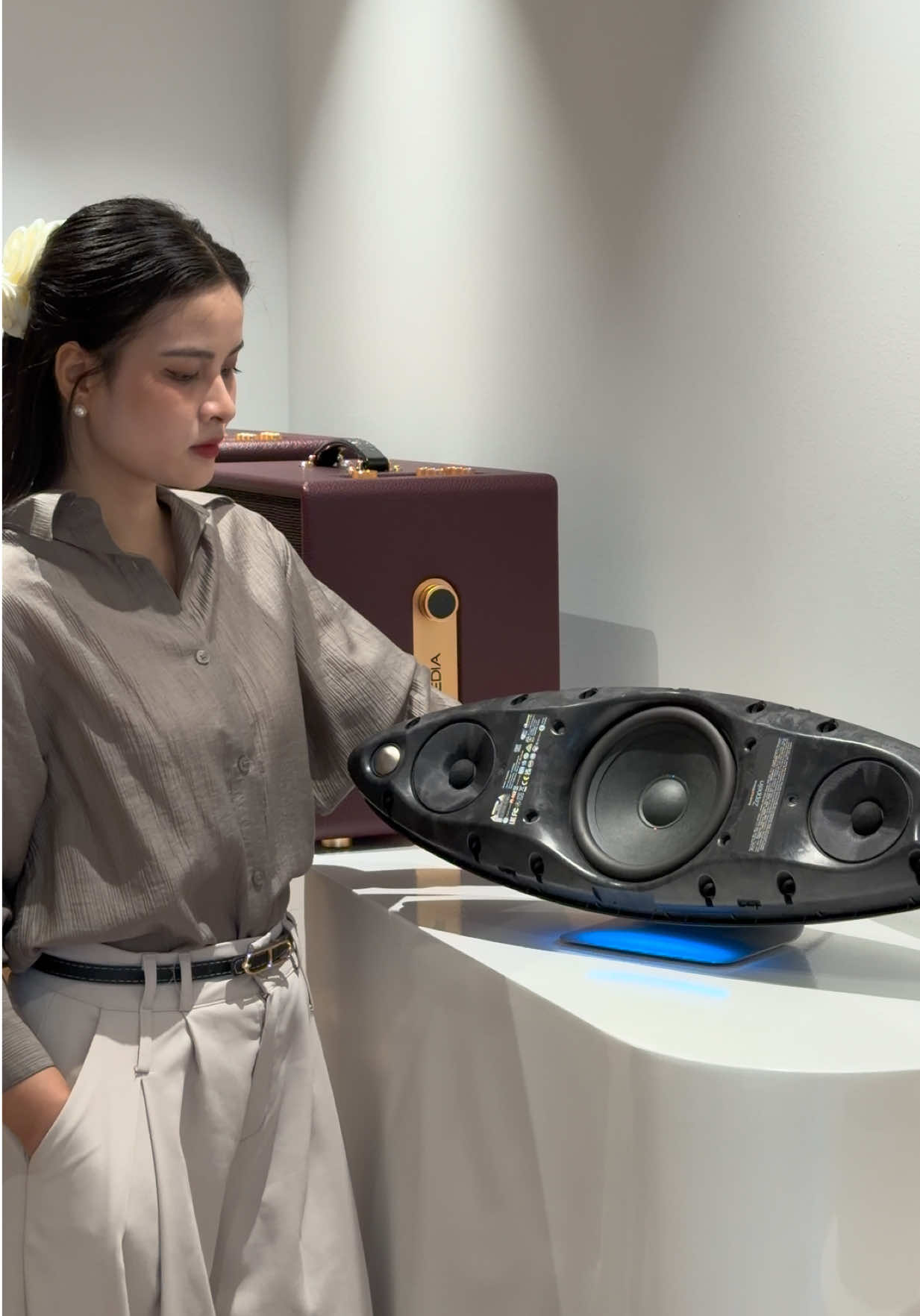 Bowers & Wilkins Zeppelin Pro Edition Một trong những mẫu loa có thiết kế độc lạ bậc nhất nhà B&W. Nhìn từ xa, cảm giác như một quả bóng bầu dục khổng lồ đang được treo lơ lửng giữa không gian Anh Chị nhỉ #hienbanloa #BowersWilkins #BowersAndWilkins #BowersWilkinsZeppelin #ZeppelinProEdition