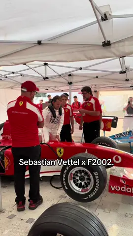 Quando una leggenda incontra un’altra leggenda: il seat fitting di @sebastianvettel nella F2002 nel paddock Historic F1 di @officinacaira. Un momento emozionante che ne precede uno ancora più significativo: il giro in pista che effettuerà alle 12:30.  ⚠️ Please credit our page if you use this video, thanks. 