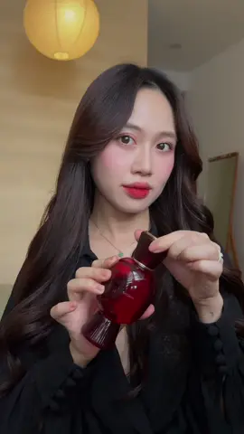 Nụ hôn nồng nàn lưu lại thật lâu... 💋✨ Đây là chai nước hoa Sue yêu nhất hiện tại đó mọi người … Baciami trong tiếng Ý nghĩa là “Hãy hôn tôi”. Sự kết hợp giữa hoa dành dành béo nhẹ, ngọc lan tây và vanilla ấm áp tạo nên một mùi hương vừa ngọt ngào, vừa sang trọng và cực kỳ cuốn hút. @bvlgari  Allegra Baciami Eau de Parfum by bulgari 🌹 #bvlgari #bvlgariallegra #baciami #perfumereview #scentoftheday