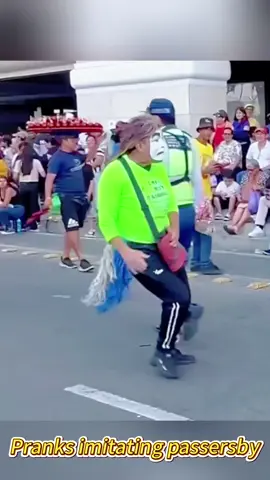 Imitating passersby prank#prank #funny #funnyvideos #funnymoments #funnyprank 