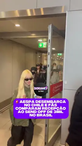 🚨 Aespa desembarca no Chile e fãs comparam recepção ao “send off” de R$ 3 mil O grupo sul-coreano aespa chamou a atenção nas redes sociais após desembarcar no Chile. Vídeos compartilhados por fãs mostram a chegada das integrantes ao aeroporto, cercadas por fãs que aguardavam para recebê-las. A repercussão ganhou ainda mais força após internautas compararem a recepção no aeroporto com o “send off” vendido por cerca de R$ 3 mil, que permite uma experiência mais próxima das artistas. A comparação viralizou nas redes, com fãs brincando que a recepção chilena entregou uma experiência digna de um evento exclusivo. Um dos vídeos publicados nas redes sociais já ultrapassava 372 mil visualizações, mostrando a movimentação dos fãs durante a chegada. 💜 E você, o que achou da recepção do aespa no Chile? #aespa #MY #KPOP #KpopNews #aespaChile 