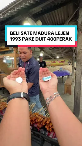 BELI SATE MADURA 1993 PAKE DUIT 400PERAK.. HEHE KOK BISA.. Tapi ini jujurrr langganan bangett.. kek mau buat vt disini susah banget karena rame banget tiap malem, akhirnya pas sore gue gassiin.. jujur BIG KANE meresep banget bumbu ke daging sate nya.. bumbu kacangnya.. sop nyaa.. dahh campur nasi TERBIG KANE! Gimanaa.. Gassiin gaa..🛵💨 🎯Sate Masura Cak Yusuf, Hajimena🎯 (Jl. Raden gunawan hajimena, samping gang perumahan gts) #husennbj #satemadura 