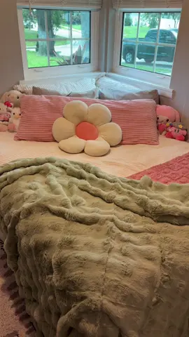I LOVE MY BEDDD #bedroom #bedinspo #bedideas #bedding #pinkroom 