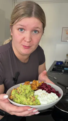 Super schnell gemacht, extrem lecker und vollgepackt mit Proteinen! (Spoiler: Die Mengenangaben reichen locker für 2 Personen 🤭) Zutaten: -400 g Hähnchenbrust -100 g Reis -130 g Kidneybohnen -1 gehäufter Esslöffel körniger Frischkäse -1 Avocado -1 große Tomate -1 kleine Zwiebel -Salz, Pfeffer, Paprika Edelsüß, Hähnchengewürz &Knoblauchpulver Zubereitung: 1. Reis kochen: Setze zuerst den Reis nach Packungsanleitung auf. 2. Hähnchen anbraten: Brate das gewürfelte Hähnchen in einer Pfanne an und würze es großzügig mit Salz, Pfeffer, Paprika und Hähnchengewürz. 3. Guacamole vorbereiten: Zerdrücke die Avocado in einer Schüssel. Schneide die Tomate und die Zwiebel in kleine Stücke, gib sie zur Avocado und vermenge alles mit Salz, Pfeffer und Knoblauchpulver. 4. Anrichten: Richte den fertigen Reis, das Hähnchen, die Kidneybohnen, die selbstgemachte Guacamole und einen gehäuften Esslöffel körnigen Frischkäse schön an. Guten Appetit! Lass es dir schmecken und schreib mir unbedingt in die Kommentare, ob du es ausprobiert hast! 👇✨ #highprotein #schnellerezepte #gesunderezepte #foodinspo 