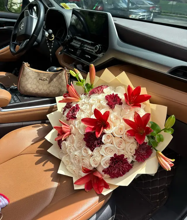 #fall #fallbouquet #fyp #floristsoftiktok #fallinginlove 