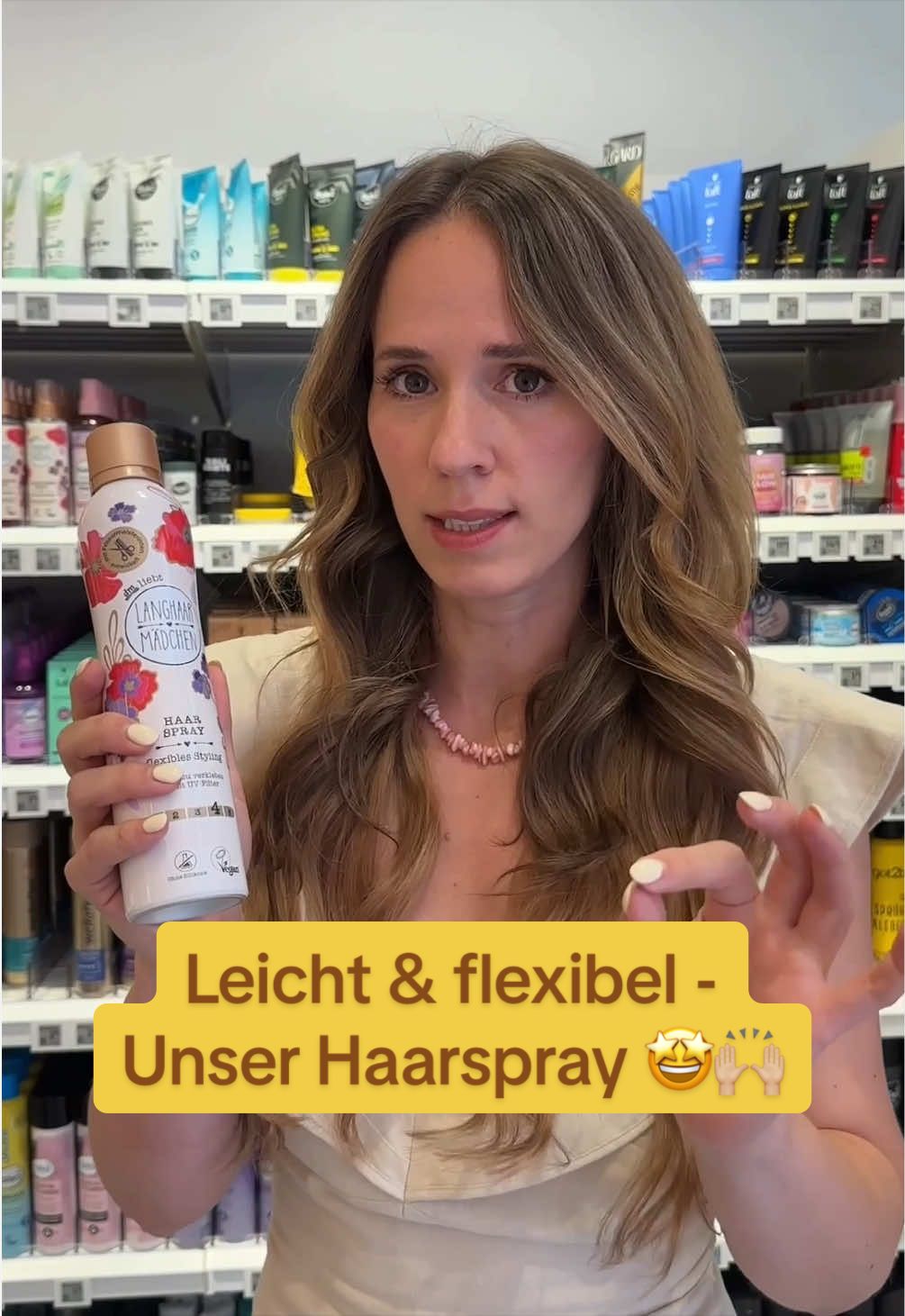 Flexibler & leichter Halt? Definitiv ja! 🙂‍↕️ Nach dem Sommer dürfen unsere Haare ruhig etwas mehr Ruhe bekommen. ☀️🌊  Mona erklärt dir, warum unser Haarspray leichten Halt gibt, ohne die Haare zu verkleben. So bleibt deine Frisur in Form und trotzdem schön beweglich. 🥰 Wie magst du dein Haarspray am liebsten: flexibel oder mit krassem Halt? 🤩 #langhaarmädchen #haarspray #haarprodukte #haarstyling #haarhack 