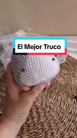 Te da miedo que se salgan los ojos de tus amigurumis? Te enseño mi paso a paso rápido 👇 ​ Guarda este reel para tu próximo proyecto o compártelo con tu amiga tejedora 💖 #amigurumitips 