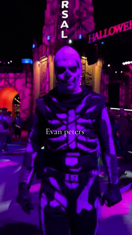 Wish I could’ve gotten an autograph at least 😫 which celebs have you guys seen at HHN ? #universalstudios #hhn #celebrity #evanpeters #michaelbjordan   