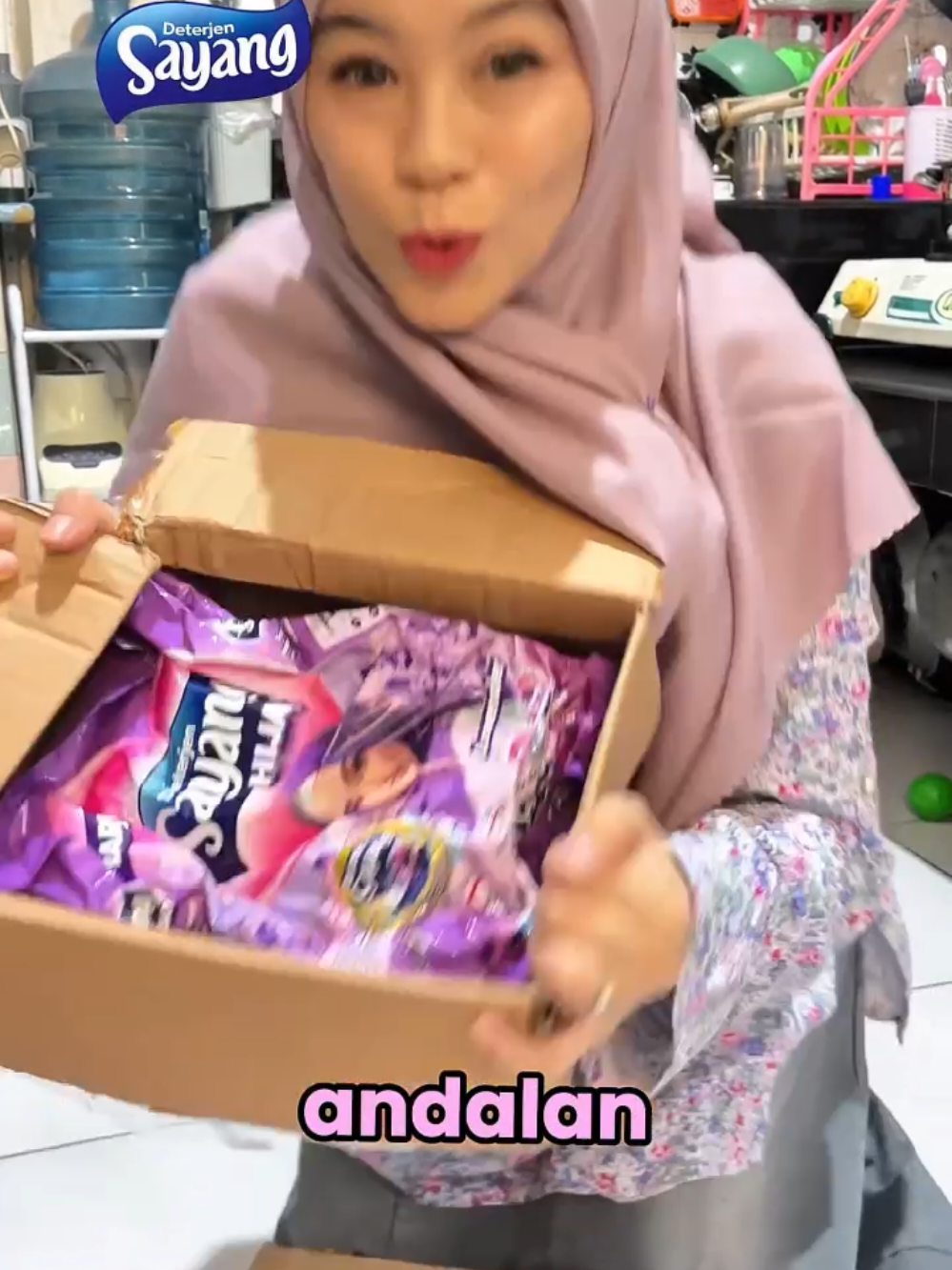 Cari deterjen yang kualitasnya bagus tapi banyak untungnya? Ya Deterjen Sayang jawabannya! 🧺✨ Pas dipakai nyuci rasanya adem dan lembut di tangan, bikin baju bersih maksimal plus bebas bau apek seharian 🌸 Mana dari bulan Juni sampai November 2026 lagi ada promo 