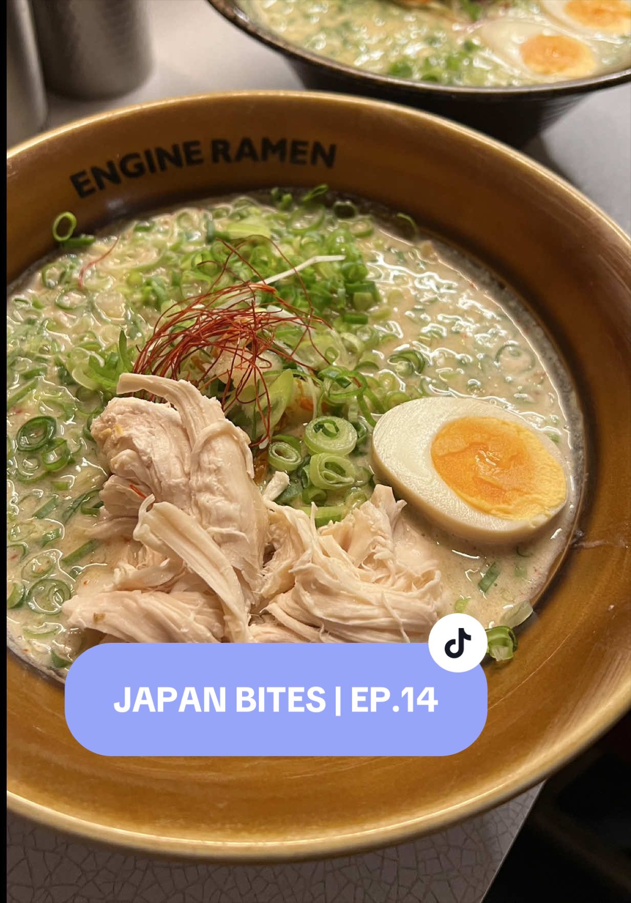 JAPAN BITES | EP.14 🍜 IL RAMEN PIÙ INCLUSIVO (E BUONO!) DI KYOTO 🇯🇵 Siete in partenza per il Giappone e cercate un locale che metta d'accordo davvero tutti? Tappa obbligatoria da Engine Ramen a Kyoto (in zona Kawaramachi)! 🥢 I loro ramen sono qualcosa di spaziale: densi, cremosi e stracolmi di umami. Ma il vero asso nella manica è l'attenzione alle esigenze di ognuno: offrono opzioni vegane e gluten-free pazzesche, che non hanno assolutamente nulla da invidiare alla ricetta tradizionale 🌱✨ ⚠️ Tip: C'è quasi sempre un po' di fila fuori, ma vi prometto che ogni singolo minuto di attesa sarà ripagato al primo assaggio! 🤤 ⭐️ Voto finale: 5/5 👇 Ora dite un po': voi siete team ramen classico o vi piace sperimentare con varianti nuove? Vi leggo nei commenti! 📌 SALVA il reel per non perderti questo indirizzo nel tuo prossimo viaggio in Giappone e tagga la persona con cui ci andresti! ✈️ #engineramen #kyoto #veganramen #glutenfreeramen #japanbites