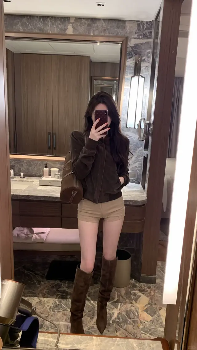 Áo khoác form gọn phối short ngắn và boots cao cổ tạo nên tỷ lệ cực đẹp 🤎