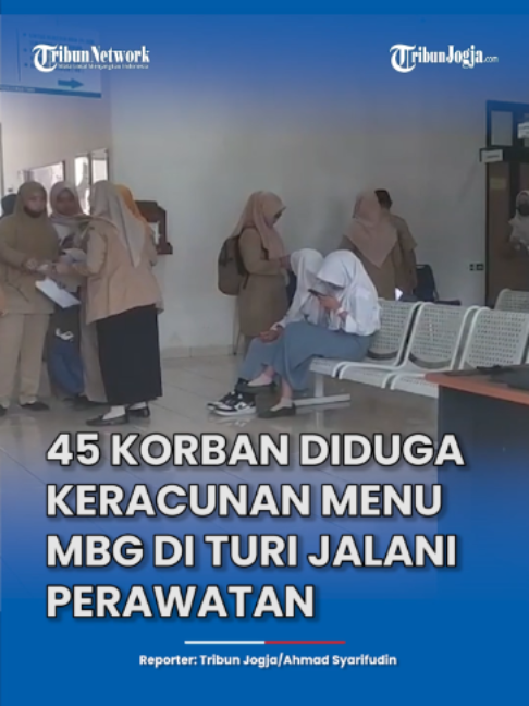 45 KORBAN DIDUGA KERACUNAN MENU MBG DI TURI JALANI PERAWATAN, SAMPEL MAKANAN DIAMANKAN UNTUK UJI LAB Insiden dugaan keracunan pangan massal akibat menu Makan Bergizi Gratis (MBG) dari Satuan Pelayanan Pemenuhan Gizi (SPPG) Wonokerto menuntut penanganan medis cepat di Kapanewon Turi, Kabupaten Sleman, Senin (7/9/2026). Kepala Puskesmas Turi, dr. Diah Arum Retnaningsih, mengungkapkan bahwa gelombang pasien mulai berdatangan ke IGD sejak pukul 09.30 WIB secara bertahap, mulai dari siswa SMPN 3 Turi, SD Muhammadiyah Balerante, hingga SMK Muhammadiyah 1 Turi yang menyusul pada siang harinya.  Total korban yang ditangani secara intensif di Puskesmas Turi mencapai 45 orang dengan keluhan pusing, mual, muntah, hingga sakit perut. Berkat kesigapan tenaga medis, seluruh pasien di puskesmas telah mendapatkan pemeriksaan fisik serta pemberian obat penunjang seperti paracetamol, antasida, dan ranitidin, sehingga sebagian besar sudah diperbolehkan pulang sejak pukul 13.00 WIB, sementara beberapa korban dengan gejala berat dirujuk langsung ke RSUD Sleman.  Guna mengusut tuntas penyebab insiden ini, pihak puskesmas bersama instansi terkait telah mengamankan sampel makanan yang terdiri atas nasi, bola-bola daging, edamame, semangka kuning, serta sayur tumis kol dan wortel, untuk segera dikirim ke laboratorium.  Di sisi lain, Panewu Anom Kapanewon Turi, Muhamad Yunan, memastikan seluruh biaya pengobatan para korban ditanggung sepenuhnya oleh pihak SPPG dan Jamkesos, sementara keputusan penutupan sementara (suspend) dapur umum tersebut masih menunggu rekomendasi resmi dari Dinas Kesehatan dan kepala SPPG tingkat kabupaten. (rif/mon) Produser : Ibnu Taufik Juwariyanto Reporter : Ahmad Syarifudin Editor : Mona Kriesdinar Program : Tribun Jogja News Video Editor : Afifudin #sppg #keracunan #mbg #siswa #sekolah