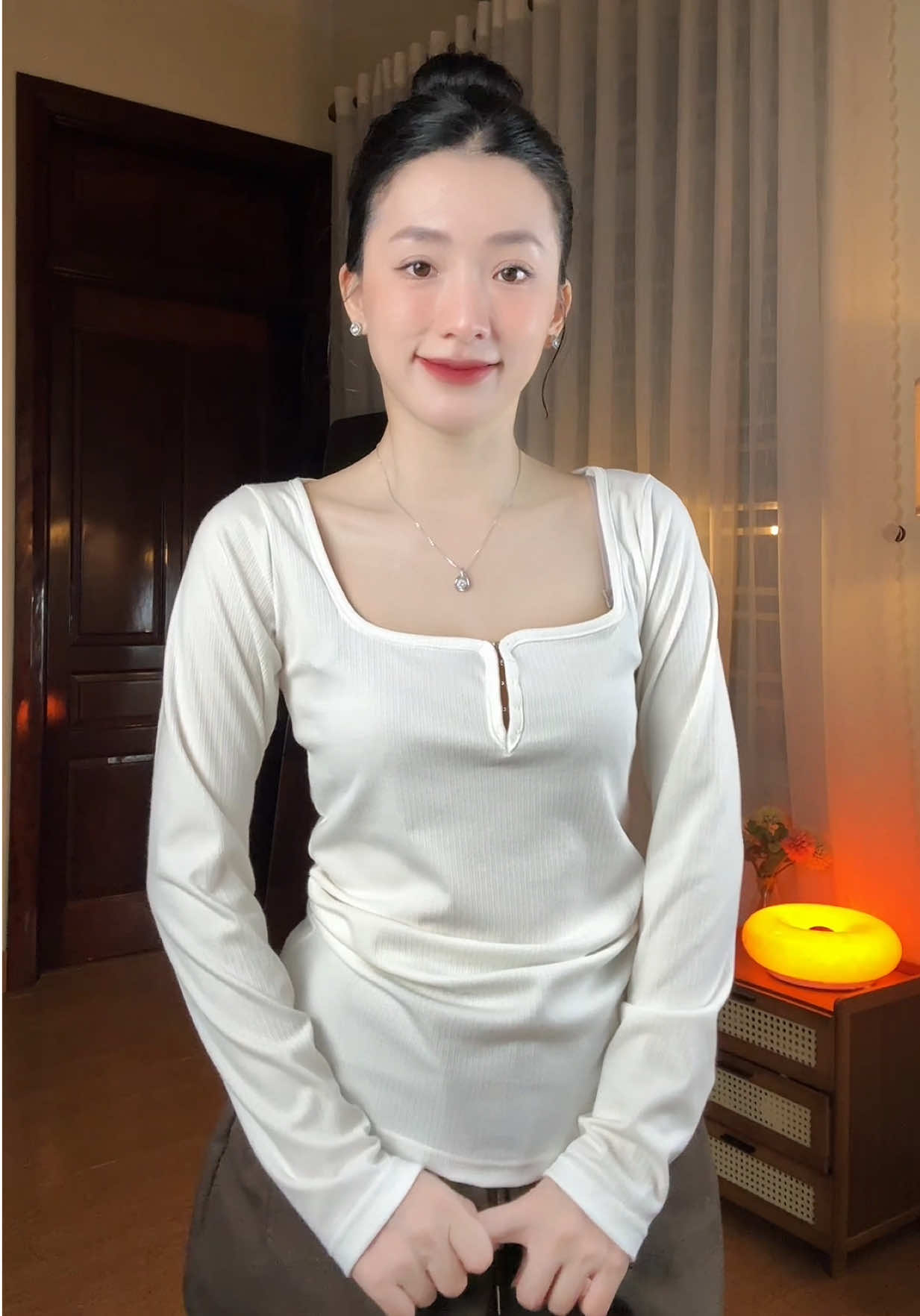 Áo thun tăm cổ vuông mặc lên form cổ nhìn vẫn cứ là sang c.e nhỉ.  #aothun #aothunnu #aothuntam #aothunxinh #chinchin_review 