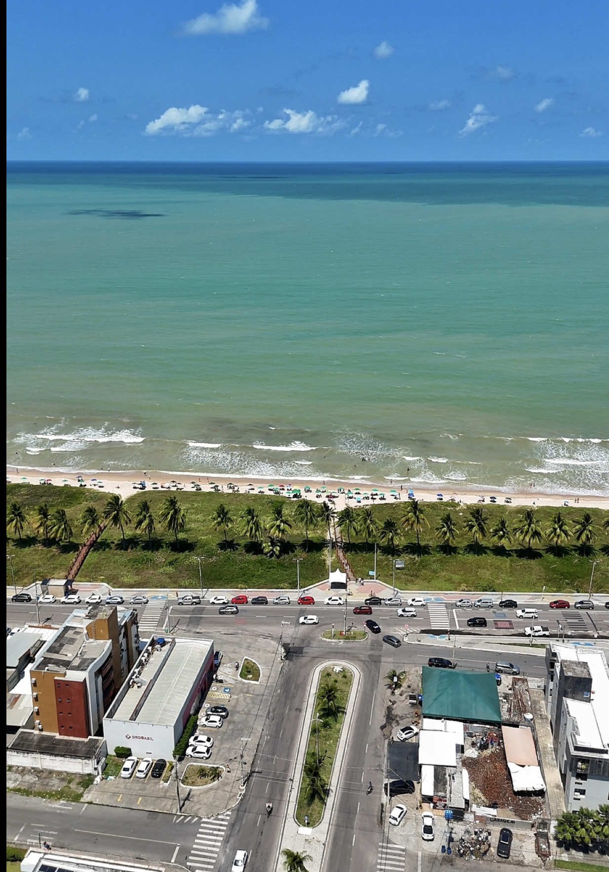 TODA REDE ECONÔMICA AGRADECE ESSE FERIADO ! ☀️🌊👙 🎥  DRONE @santadicas_  O feriado de 7 de setembro se consolidou como um forte motor para a economia brasileira. Com praias lotadas de norte a sul, o setor de turismo registra um dos melhores desempenhos do ano. 🏩 Hotelaria em alta: Hotéis, pousadas e resorts atingiram ocupação máxima nas principais regiões turísticas. 👨‍🍳 Restaurantes lotados: A rede gastronômica opera com salões cheios e forte movimento em bares e quiosques. ☀️ Economia aquecida: O fluxo intenso de viajantes movimenta diretamente o comércio local, o setor de serviços e o transporte.