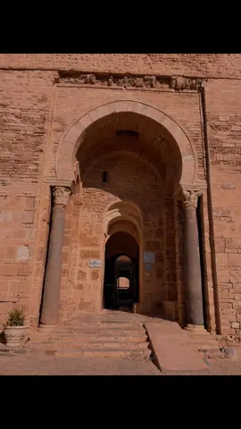 🇹🇳 MONASTIR — TUNISIE Aujourd’hui, voyage dans le temps avec la visite du magnifique Ribat de Monastir, cette impressionnante forteresse qui veille sur la Méditerranée depuis des siècles. 🏰🌊 Construite à partir du VIIIᵉ siècle, ses murs de pierre, ses passages, ses cours et ses tours nous transportent dans une autre époque. Chaque escalier franchi semble raconter un petit morceau de l’histoire tunisienne. Et une fois en hauteur… quelle récompense! 😍 Une vue magnifique sur Monastir et la mer Méditerranée, avec ce bleu à perte de vue. 🎬 Petit détail fascinant : ce décor exceptionnel a également accueilli plusieurs tournages, dont certaines scènes de la célèbre minisérie Jésus de Nazareth de Franco Zeffirelli. ❤️ Un endroit chargé d’histoire, majestueux et tellement dépaysant. Un autre merveilleux souvenir de notre voyage en Tunisie. 🇹🇳 #Monastir #Tunisie #ribatdemonastir #tunisia🇹🇳 #voyagetunisie 