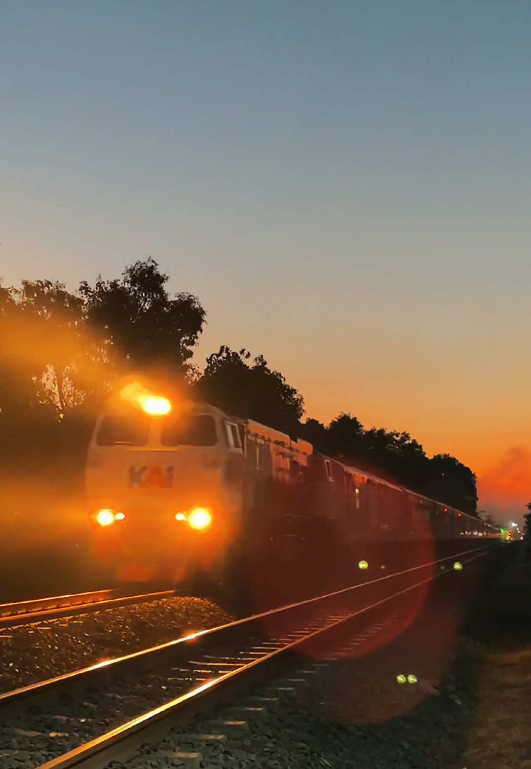 Pesona view Gunung Ciremai 🚞 #keretaapiindonesia #keretaapi #kai121 #gunungciremai #fyp 