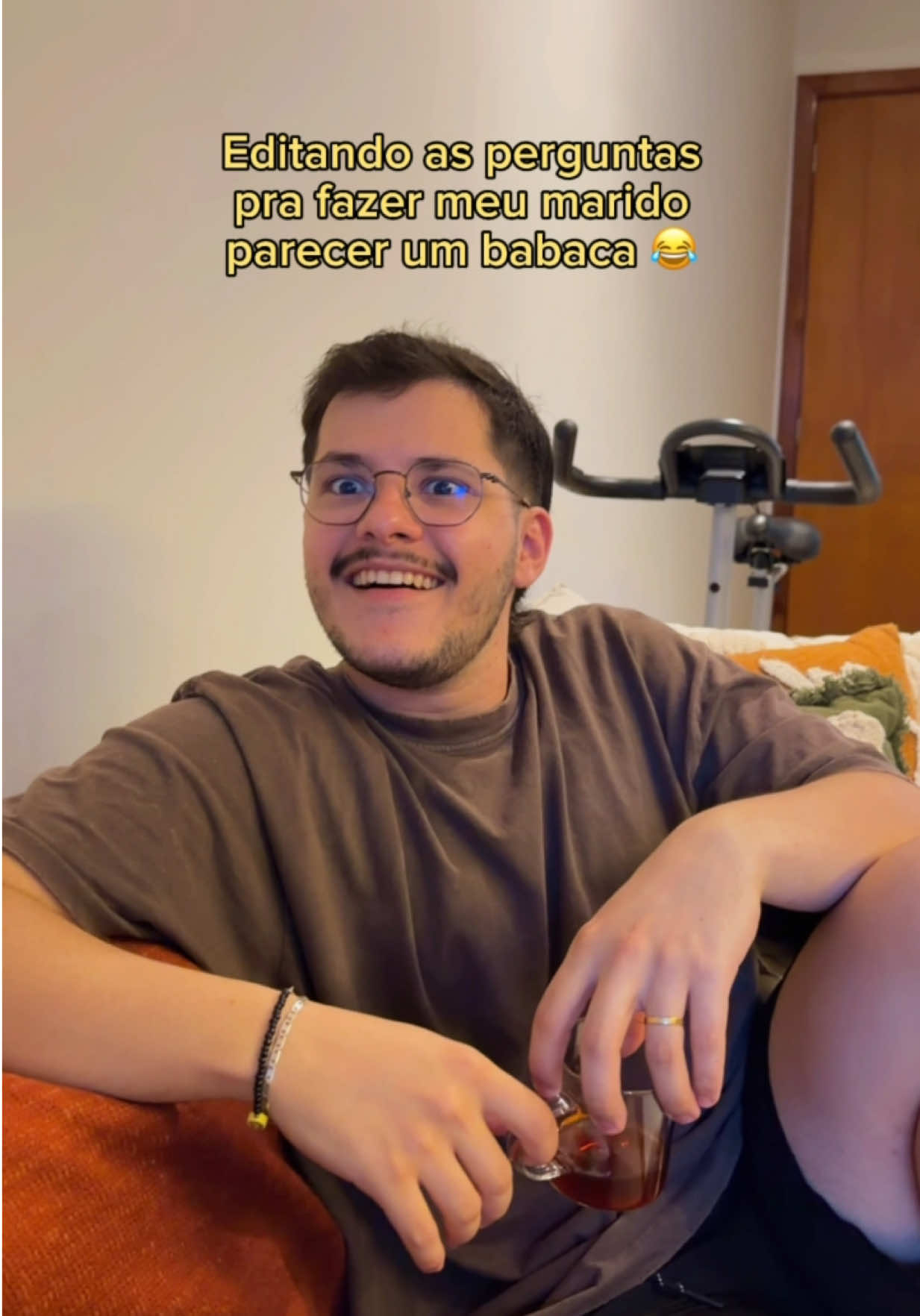 Agora eu sei o que ele faz no banheiro 😂😂😂
