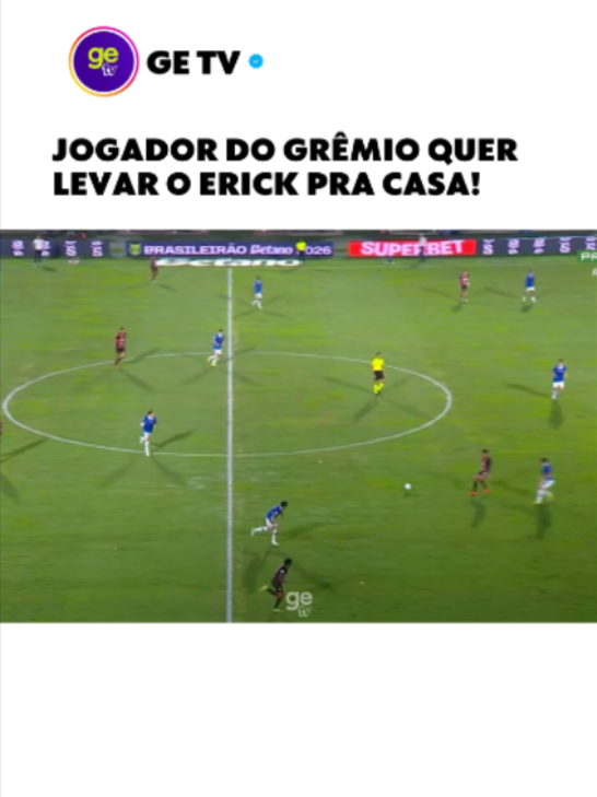 NÃO DÁ PARA OS DOIS PASSAREM, NÉ! 😅 O ERICK IA DAR O GIRO NO PEDRO GABRIEL, MAS LEVOU UM ABRAÇO! #Futebol #getv #Brasileirao #Vitoria #Gremio