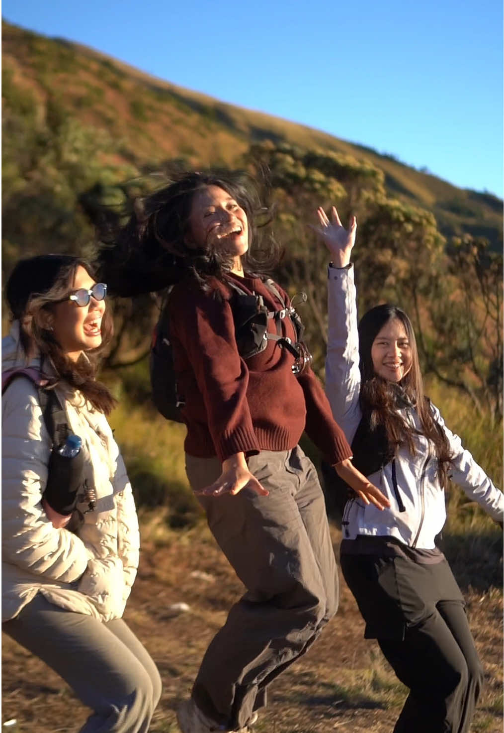 kakaknya jadi videografer, adeknya jadi model