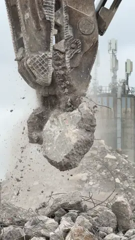 #heavymachinery #excavator #destruction #bagger #baustelle 