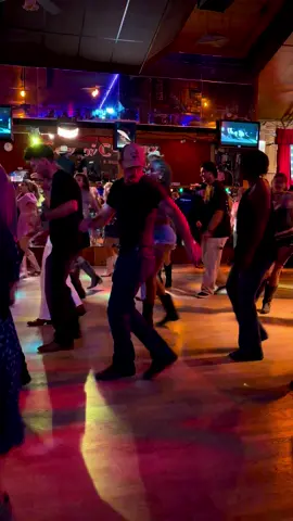 everybody cut footloose 🕺 #cowboycountry #countrymusic #longbeachcalifornia #linedancing #socaladventures 