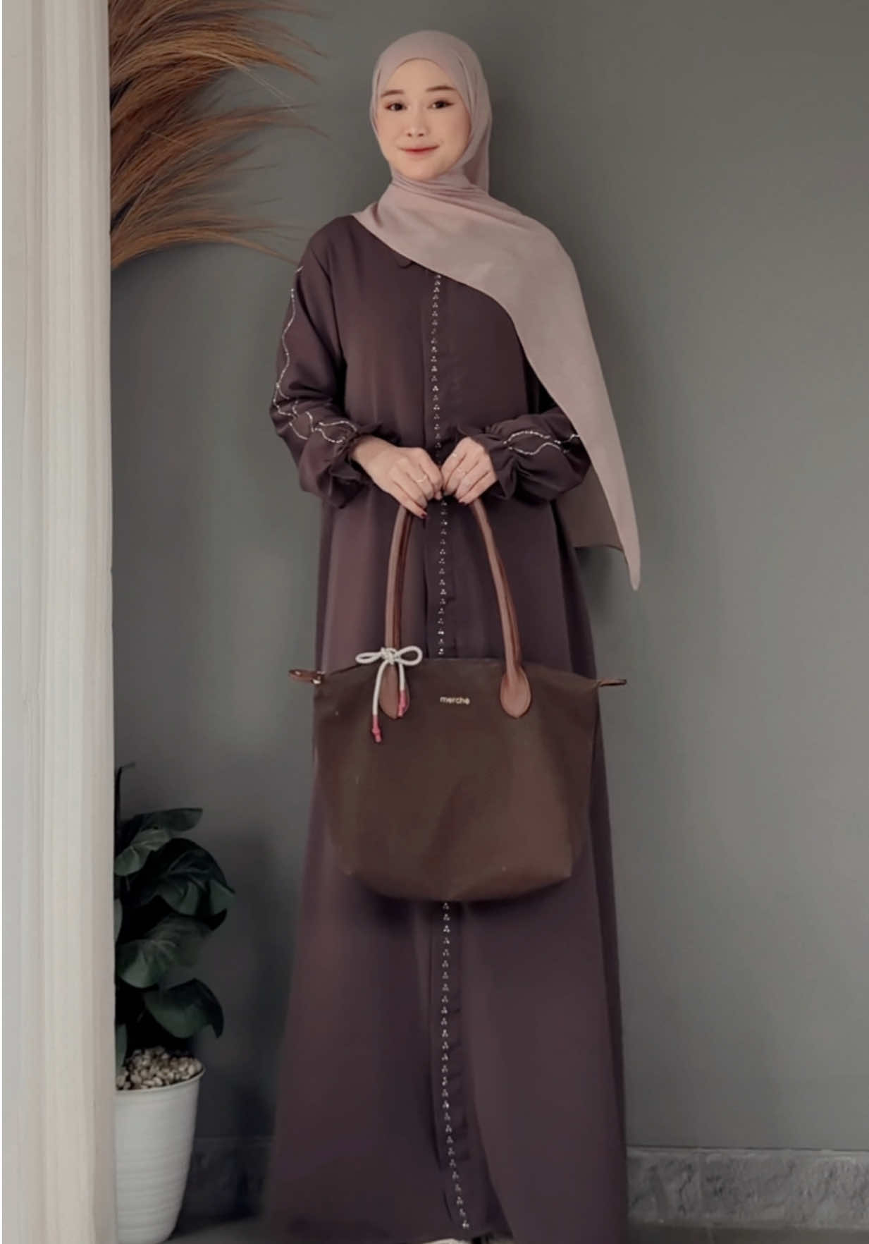 (spiII dicaption) literally 123rb doang MURAH BGT buat abaya SECAKEP ini GONGGG SUPER ADEM DIPAKE ?!?🤎👀  Detail outfit kIik I!nk di bi• aku-lalu cari sesuai nomer: • abaya :  I!nk n0 640b (taupe size M )  • tas : I!nk n0 602a • hijab : I!nk n0 641a • sepatu :  I!nk n0 339a CARA BELI: • kIik Iink dib!0 @fanisa_fann  • dikolom pencarian ketik sesuai nomor dicaption 👆 • nanti langsung masuk sh0p33 #fyp #outfitinspiration #ootdinspo  #outfitkondangan #kondanganoutfit 
