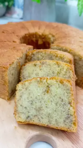 BOLU PISANG KEJU TERENAK TERLEMBUT MOIST BANGET CUMA 3 TELUR UNTUK JUALAN RECOMMENDED BANGET  Bahan : - 3 telur ukuran besar  - 100 gr gula pasir  - 1/2 sdt sp - 1/2 sdt vanila - 140 gr tepung terigu pro sedang  - 10 gr tepung maizena  - 75 gr margarin/ butter - 50 gr minyak goreng  - 200 gr pisang matang - 1 sachet SKM - 40 gr keju parut  loyang 20 cm selamat mencoba...