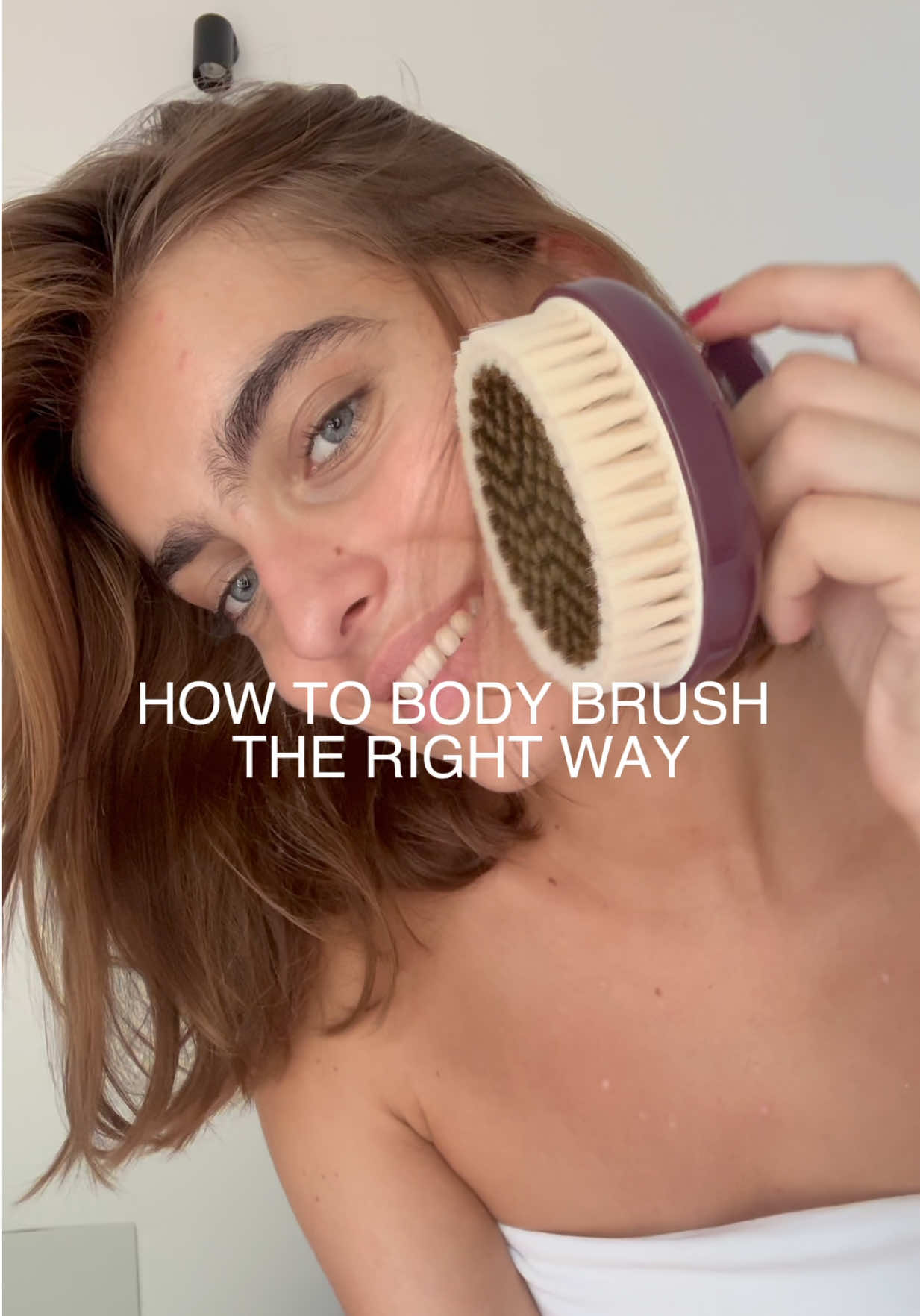 How to body brush the right way ✨ Start gently, brush upwards towards your heart, and use circular motions on denser areas. 3–5 minutes before your shower.  That’s all it takes to feel great in your skin.