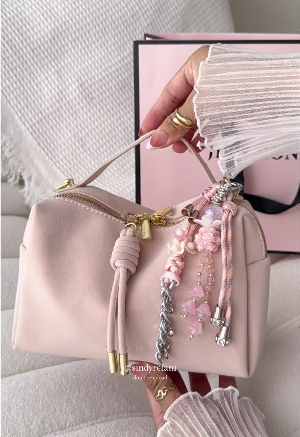 Membalas @sindyrefani pinknya sangat menggoda #slingbag #jimshoney #taswanita #tasselempang #promoguncang99 @jimshoneyindonesia 