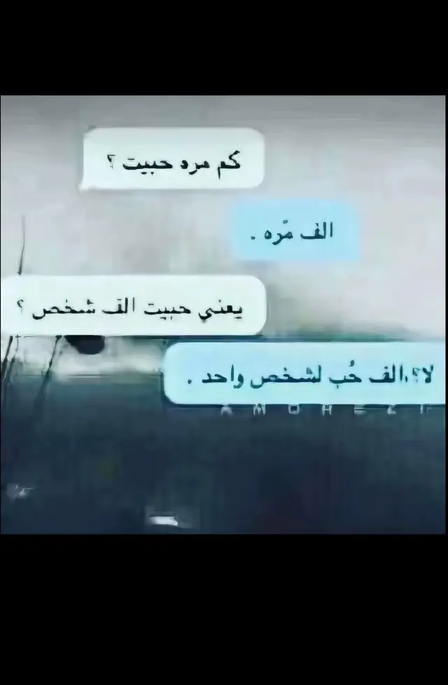 برج المملكة… مو مجرد مبنى مرتفع في سماء الرياض، هو واحد من أبرز الرموز اللي تعكس جمال العاصمة وهيبتها وتطورها. 🇸🇦✨ في قلب مدينة الرياض، يقف برج المملكة شامخًا ومميزًا بتصميمه الفريد، وكأنه علامة تميز العاصمة عن غيرها. شكله المعروف والفتحة الموجودة في أعلى البرج جعلته من أكثر المعالم شهرة في المملكة، وصار جزءًا من صورة الرياض اللي يعرفها الجميع. برج المملكة له حضور خاص، خصوصًا إذا شفته من بعيد وسط أبراج الرياض ومبانيها. ارتفاعه وتصميمه يعطيان المكان هيبة، ومع إضاءة المدينة في الليل يصير المشهد أجمل بكثير؛ أضواء الرياض حوله، وحركة الشوارع تحته، والبرج واقف فوقها بكل هدوء وفخامة. والأجمل في برج المملكة مو ارتفاعه فقط، بل قصته ومكانته في الرياض. صار مع مرور السنوات من المعالم اللي ارتبط اسمها بالعاصمة، وكل ما انذكرت الرياض، غالبًا يجي برج المملكة في الصورة والذاكرة. تصميم البرج يجمع بين الحداثة والفخامة، والجزء العلوي منه يتميز بجسر المشاهدة المعروف باسم جسر السماء، وهو مكان يعطي إطلالة واسعة على مدينة الرياض من ارتفاع كبير. ومن هناك تقدر تشوف امتداد العاصمة ومبانيها وشوارعها، وتشوف كيف تحولت الرياض إلى مدينة ضخمة تجمع بين الماضي والحاضر والمستقبل. برج المملكة يمثل جانبًا من التطور العمراني الكبير اللي شهدته الرياض، فالعاصمة اليوم مليانة مشاريع ومبانٍ حديثة ومعالم أصبحت جزءًا من هويتها. والبرج كان ولا يزال واحدًا من أشهر هذه المعالم وأكثرها تميزًا. وفي الليل تحديدًا، للبرج إحساس مختلف… تشوفه من بعيد وسط أضواء الرياض، وكأنه نقطة ثابتة في مدينة ما تهدأ. منظر يخليك تتأمل جمال العاصمة وتفاصيلها، خصوصًا مع كثرة الأبراج والمباني الحديثة اللي صارت تزين أفق الرياض. برج المملكة مو بس مكان للتصوير أو معلم سياحي، هو ذكرى عند كثير من الناس، ومكان ارتبط بالزيارات والطلعات واللحظات الجميلة. كثير من اللي زاروا الرياض أكيد مرّوا من حوله أو شافوه من بعيد، وصورته أصبحت من الصور اللي تختصر جزءًا من جمال العاصمة. ومن أجمل الأشياء فيه أن تصميمه مختلف عن الأبراج التقليدية؛ الفتحة الموجودة في أعلى البرج تعطيه شكله الخاص والمميز، وتخليه معروفًا حتى لو شفته في صورة بدون ما ينكتب اسمه. الرياض تتغير وتتطور يومًا بعد يوم، ومع كل مشروع جديد يظل برج المملكة حاضرًا كواحد من المعالم اللي شهدت مراحل مهمة من تطور المدينة. وبين الأبراج الجديدة والمشاريع الضخمة، يبقى له مكانه الخاص في أفق الرياض. برج المملكة… عنوان للفخامة، ورمز من رموز الرياض، ومعلم يختصر جانبًا من التطور والنهضة العمرانية في المملكة العربية السعودية. 🇸🇦🤍 وإذا وقفت قدامه، بتحس فعلًا إنك أمام معلم مو عادي؛ مبنى له شخصية وحضور، يجمع بين جمال التصميم وعظمة المكان، ويعطيك إحساس بالفخر بمدينة تتقدم وتكبر يومًا بعد يوم. الرياض اليوم غير، وبرج المملكة واحد من المعالم اللي ساهمت في تشكيل صورتها الحديثة. من وسط العاصمة إلى أعلى البرج، تشوف مدينة مليانة حياة وطموح، وتشوف كيف أصبحت الرياض واحدة من أكثر المدن حضورًا وتطورًا في المنطقة. برج المملكة… مو مجرد برج، هو جزء من حكاية الرياض. 🇸🇦🏙️🤍#عشوائيات #viral #مالي_خلق_احط_هاشتاقات #fyp #greenscreen 