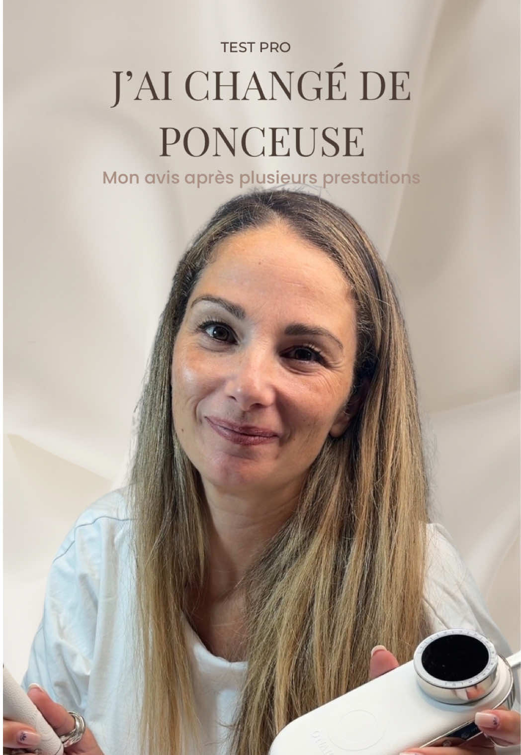 J’ai changé de ponceuse… et je ne pensais pas autant aimer certains “petits détails”. Après plusieurs prestations avec la Onail, ce que j’apprécie le plus : prise en main ultra naturelle, aucune vibration et support aimanté qui coupe/reprend automatiquement. Sur le papier, ça peut sembler gadget. En pratique, quand on travaille toute la journée, ça fait gagner du temps et du confort. Je continue à la tester sur différentes vitesses et différentes matières, mais pour l’instant… je suis clairement conquise. #ProthesisteOngulaire #NailTech #PonceuseOngles #MaterielOnglerie #Onail