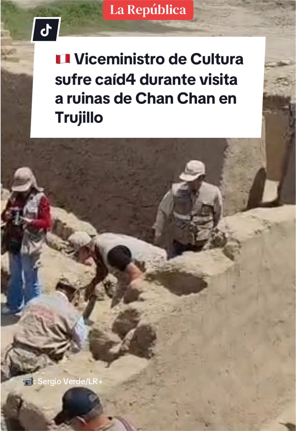 ‼️ El viceministro de Cultura, Fernando López, sufrió una inesperada caíd4 durante su visita oficial al complejo arqueológico de Chan Chan, en Trujillo, mientras participaba en la exploración de una nueva cámara funer4ria. Según informó el ministro de Cultura, Alberto Beingolea, el funcionario sufrió una fr4ctura en el brazo derecho y se encuentra fuera de p3ligr0. #trujillo #noticiasperu #noticias #noticiastiktok #ministro 