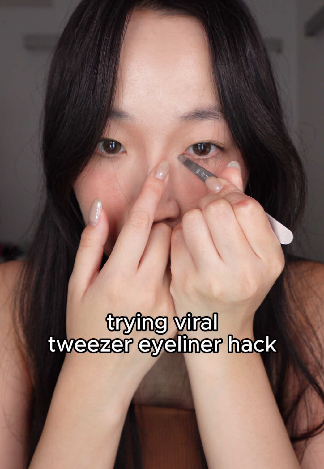 trying viral tweezer eyeliner hack cr: @Karol Resende #eyelinertutorial #makeuphacks #makeuptutorial 