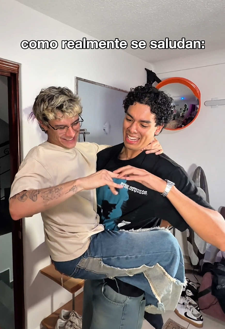 ASÍ NOS SALUDAMOS LOS HOMBRES🤣🔥