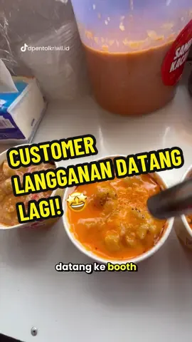 Kedatangan customer langganan selalu bikin happy! Kamu sudah pernah cobain Pentol Kriwil belum? 👀 #pentolkriwil #kulinerkekinian #jajananviral #fypfood #dpentolkriwil