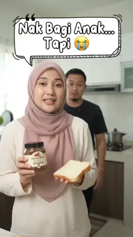 Konon nak buatkan anak… sekali abang yang habiskan dulu 😂 Tengok Hazelnut Crunchy ni pun dah nampak sedap! #HazelnutCrunchy #SuamiIsteri #LawakRumahTangga #RotiSedap 