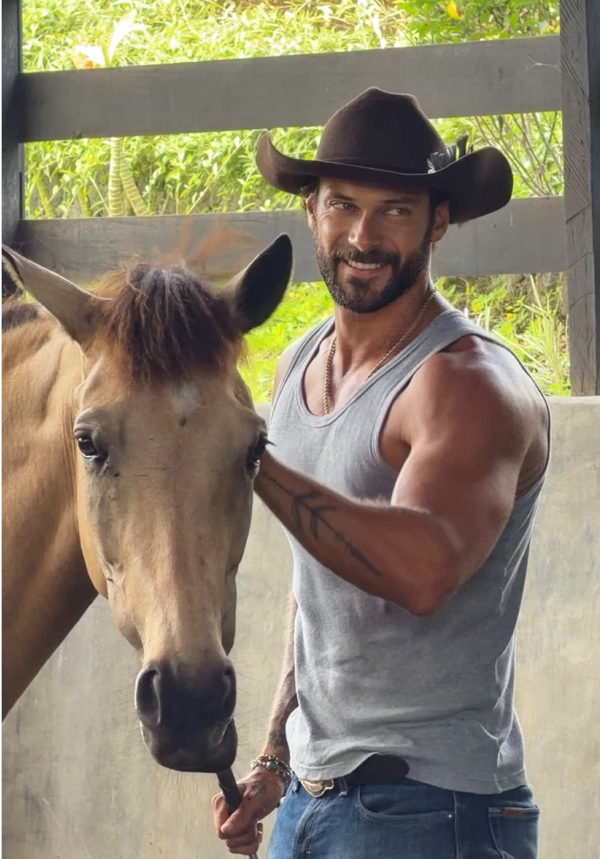 What an incredible day doing some liberty work with my friend’s horses. 🐎 She has done such an incredible job with her stable here in Bali, and the bond she has with her horses is truly magical. Being welcomed in to practice, share, learn, and simply have fun with these horses was such a beautiful experience. Definitely recharged with a lot of smiles, laughter, and good energy.  That’s exactly why I love meeting people who put so much heart and passion into doing good things with horses. There’s something really special about it. More days like this, please. 🐎