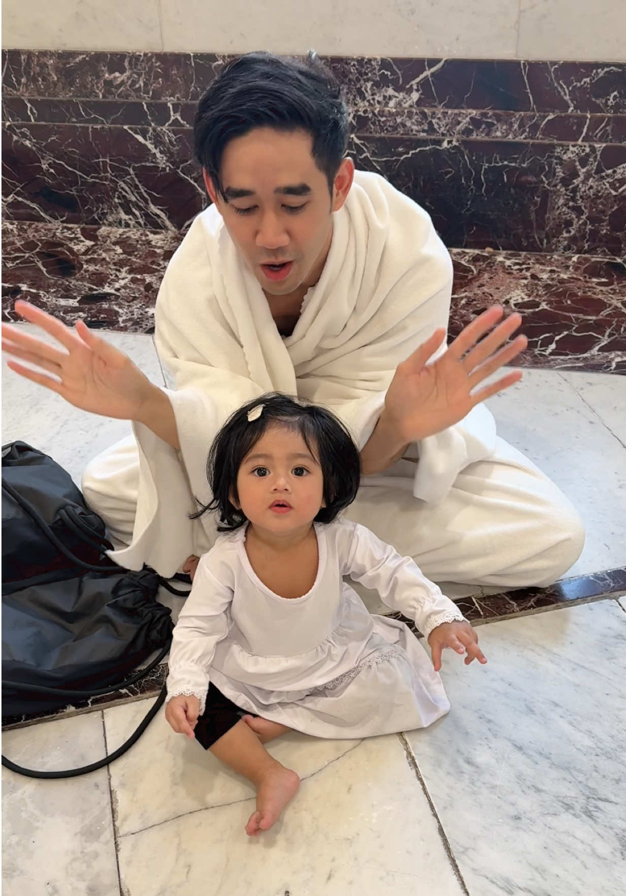Nampak sweet kan video ni? Mama dia rakam dari jauh, papa dia jaga Ayana.  Tapi cerita disebaliknya, fuh sangat indah.  iliya terkentut.  Dia kata alamak kena amik wuduk semula, maka iliya patah balik buat Saie, kami tunggu tepi. Sweet kan.  Tapi bila call mama, lahhhh boleh je teruskan Saie tanpa wuduk. Sebenarnya masa tawaf je wajib ada wuduk 😂  Tapi takpelah, lebih afdal kalau ada wuduk. MashaAllah Tabarakallah 🥰❤️