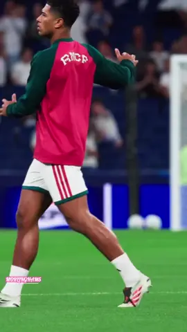 Moment ………. échauffement 🤍🩷 #judebellingham #moment #echauffement #RealMadrid @┈━═☆𝐌͢𝐎𝐑𝐋𝐈𝐍𝐆𝐇𝐀𝐌5༺☆🥷 @Real Madrid C.F. 