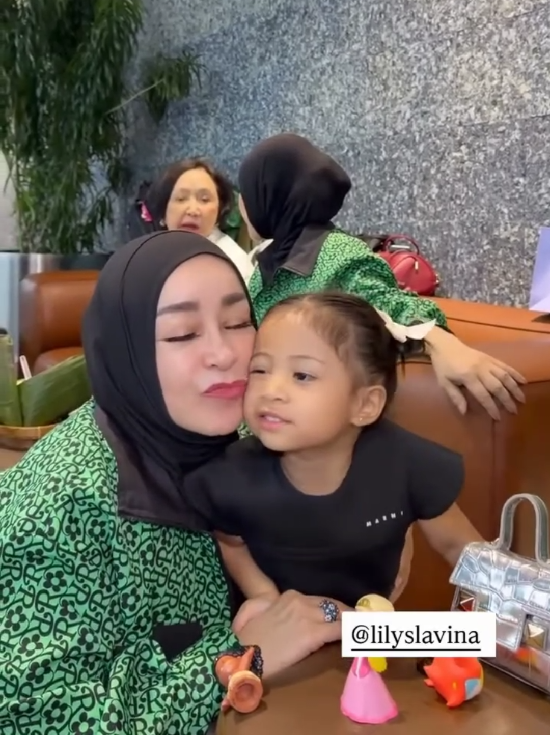 dia lagi arisan sama oma2 bank prioritas guys.. minus dresscode doang moy🤣 #raffinagita1717 #ranaimamalikaraudiaandara #princesslily #nagitaslavina $#lily 