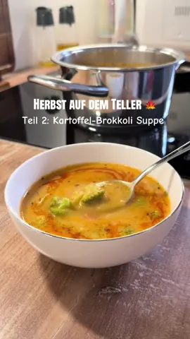 Ein Teller voller Wärme 🍁  Teil 2: Kartoffel-Brokkoli Suppe  Zutaten:  1 EL Butter  Olivenöl  1 Zwiebel  1 TL Tomatenmark  450g Kartoffeln (Hälfte gerieben, Hälfte gewürfelt)  1 EL Mehl  Ca. 1,2 Liter Gemüsebrühe  200ml Kochsahne  1 Möhre  Ca. 200g Brokkoli  Salz, Pfeffer Basilikum, Muskat  Butter und Paprikapulver für das Topping  #suppe #kartoffelsuppe #herbstrezepte 
