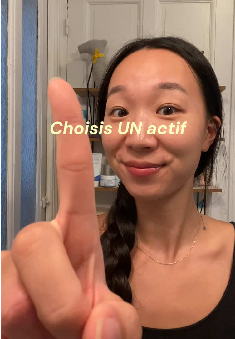 Avant même de penser aux actifs anti-taches !!! pense au SPF !!!☀️ Les UV peuvent foncer les marques après l’acné et les faire durer plus longtemps. Donc si tu veux vraiment travailler sur tes taches, la protection solaire est la base. Ensuite, tu peux ajouter UN actif adapté à ta peau. Pas besoin d’en utiliser plusieurs en même temps. Quelques exemples de produits 👇 Ce ne sont que des suggestions, chaque peau est différente. J’ai surtout sélectionné des produits connus ou populaires en Corée 🇰🇷💛 NIACINAMIDE • Anua Niacinamide 10% + TXA 4% Serum ACIDE AZÉLAÏQUE • Anua Azelaic Acid 10 Hyaluron Redness Soothing Serum ACIDE TRANEXAMIQUE / TXA • celimax Pore+Dark Spot Brightening Serum • Anua Niacinamide 10% + TXA 4% Serum VITAMINE C • Goodal Green Tangerine Vita C Dark Spot Care Serum • COSRX The Vitamin C 23 Serum RÉTINOÏDE / ADULTE • celimax The Vita-A Retinal Shot Tightening Booster • Innisfree Retinol Green Tea PDRN Skin Booster Ampoule SPF d’abord, puis un actif si tu veux aller plus loin. 💛 #kbeauty #hyperpigmentation #acné #tache #skincaretips 