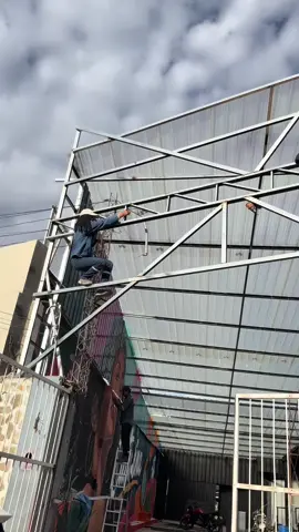 🛠️ En plena construcción de un tinglado resistente, hecho con materiales de primera y la solidez que tu obra necesita ✨ Estructura metálica diseñada para soportar el clima boliviano: sol, lluvias y vientos 💪 Calidad y compromiso en cada detalle 🇧🇴#MetalmecanicaGénesis #TechosConCaidas #ConstruccionDeTechos #catalinacochabamba #discoteca @CATALINA Sun Club 