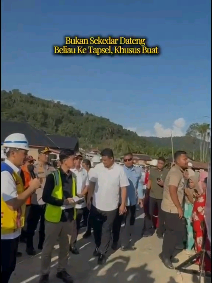 Mas Gib beneran turun langsung ke lokasi jembatan Garoga Dua yang rusak, nggak cuma sekadar seremonial. Lihat aja, dia langsung cek proyek sambil dikerumuni warga yang antusias. #gibranrakabumingraka #aksigibran #wapresgibran #menyalagibranku #fyp 