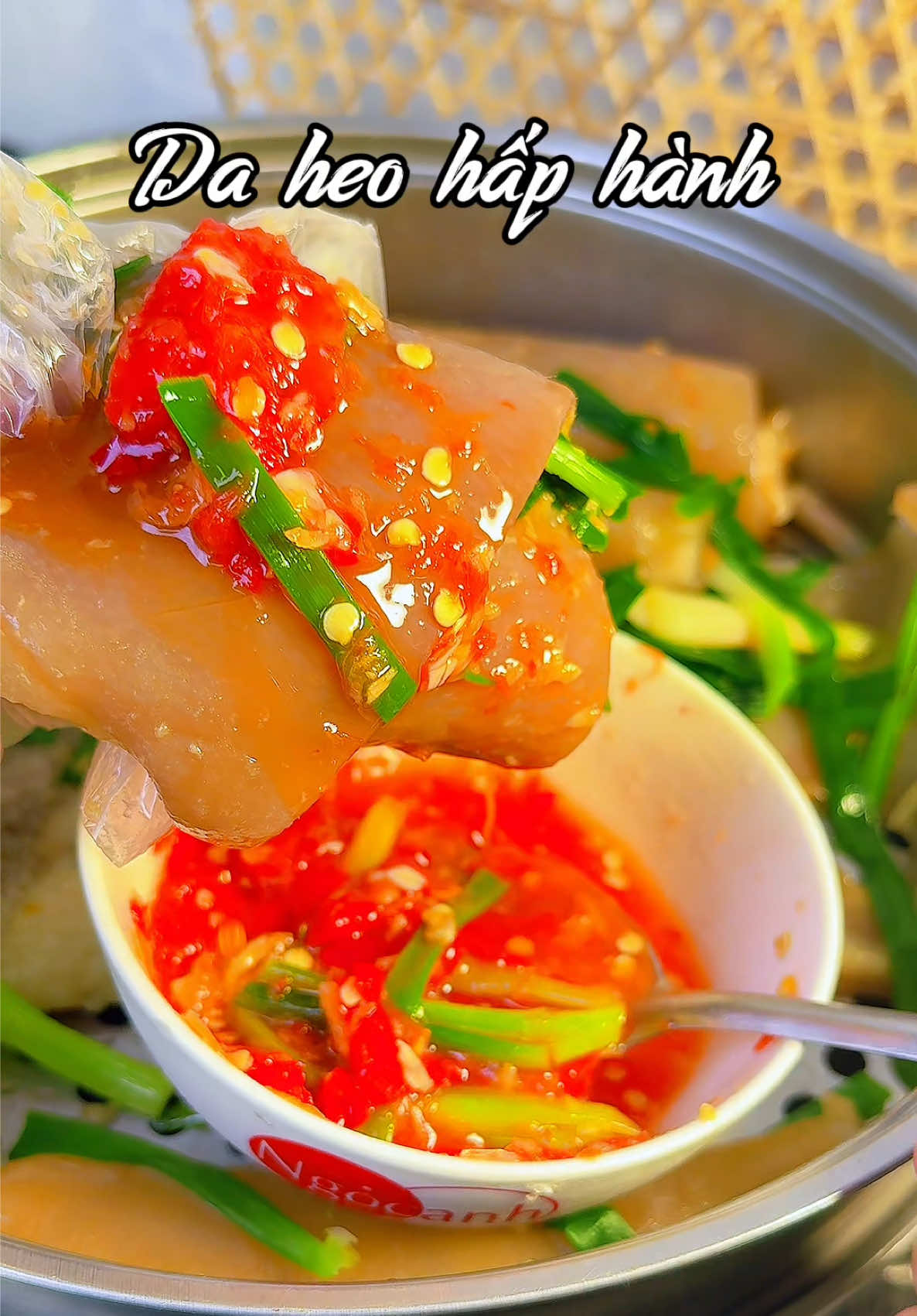 Da heo hấp hành, chấm  nước mắm tỏi ớt thiệt cay, ta nói hết sẩy#tuthichnauan88 #ancungtiktok #monngonmoingay #daheohaphanh #xuhuong  @Tự & Cái Bếp🍀 